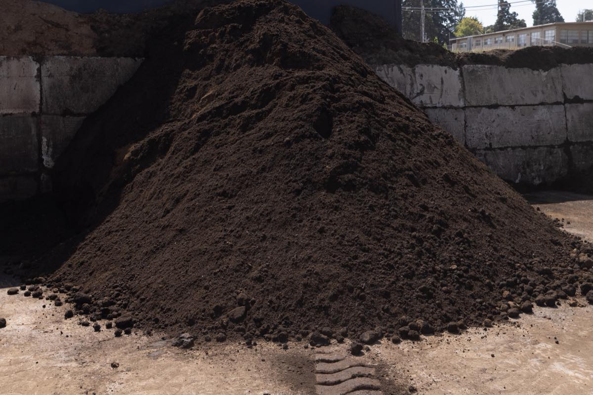 50/50 Topsoil & Compost Blend thumbnail 3
