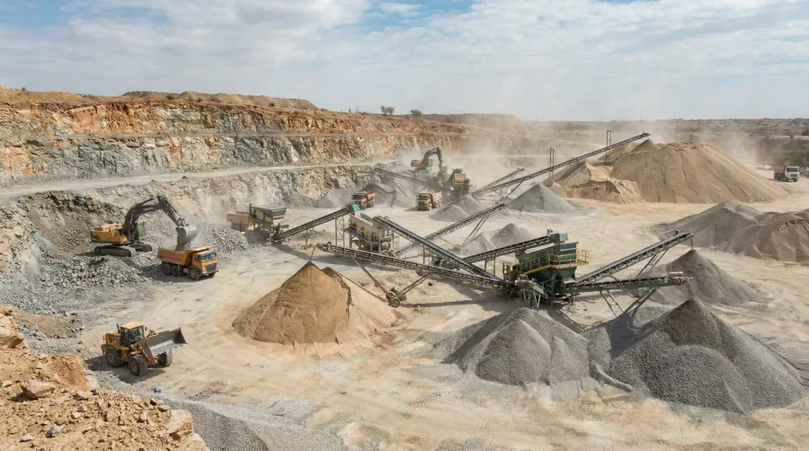 Quarry operation with stockpiled aggregates and conveyor systems