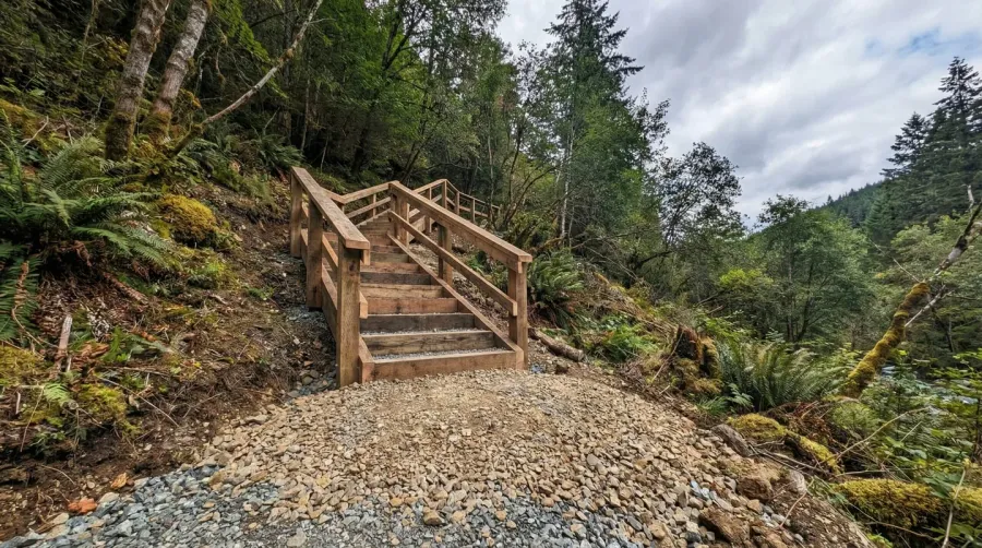 Outdoor stairs with gravel base construction overview