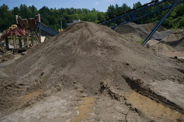 C33 Concrete Sand (3/8" Minus) — photo 2